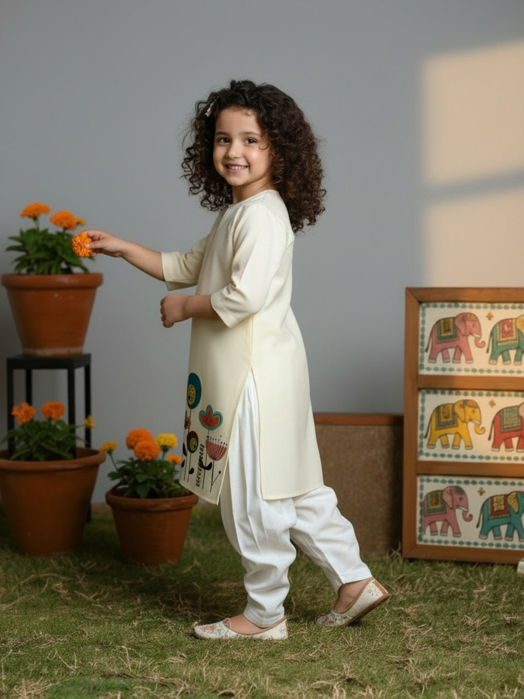 [DGKS-MGSP-RN] Girls Beige Ethnic Motifs Printed Cotton Kurti Set